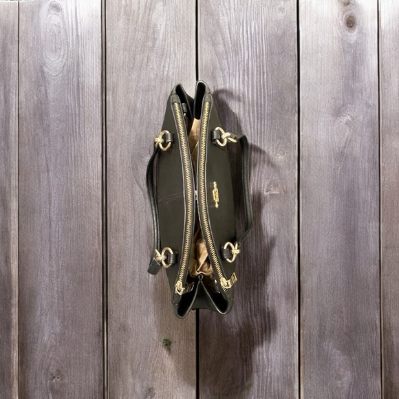 Black coach purse with hidden zip side pockets - Picture 2 of 14